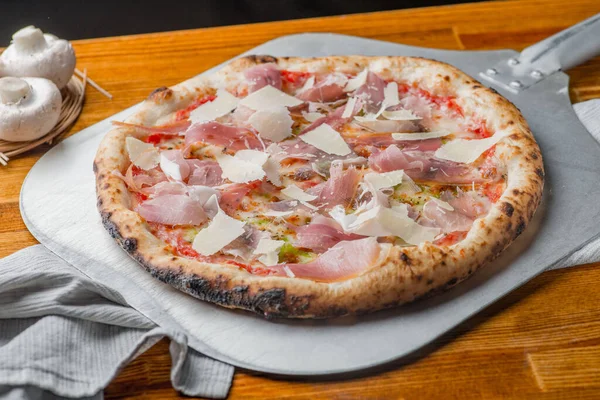 Pizza Com Salame Presunto Jamon Parmesão — Fotografia de Stock