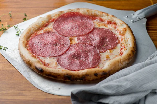 Pizza Com Salame Presunto Salsicha Molho Creme Branco Vista Cima — Fotografia de Stock