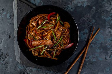 Et ve sebzeli Asya usulü erişte ve yemek çubuğu. Yukarıdan görüntüle