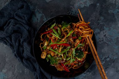 Sebzeli Asya usulü vejetaryen erişte ve yemek çubuğu. Yukarıdan görüntüle