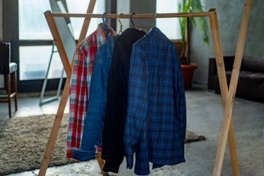 Parmaklıkta ikinci el giysiler. Sürdürülebilir ekonomik yaşam kavramı