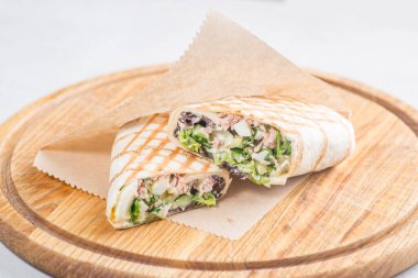 Tavuk ve sebzeli pide. Sebze ve etle doldurulmuş Pide ekmeğinde Shawarma.