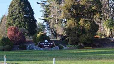Vancouver 'ın 40 km güneyindeki Douglas Sınır Kapısı' nda yer alan Peace Arch Park, Kanada ve ABD 'li ailelerin birleşmek için bir araya geldiği manzaralı bir yer olarak hizmet veriyor.. 