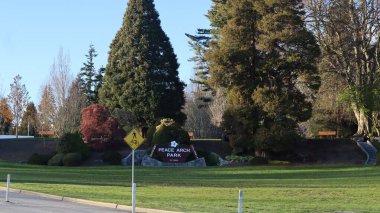 Vancouver 'ın 40 km güneyindeki Douglas Sınır Kapısı' nda yer alan Peace Arch Park, Kanada ve ABD 'li ailelerin birleşmek için bir araya geldiği manzaralı bir yer olarak hizmet veriyor.. 