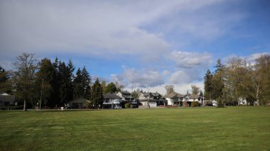 Vancouver 'ın 40 km güneyindeki Douglas Sınır Kapısı' nda yer alan Peace Arch Park, Kanada ve ABD 'li ailelerin birleşmek için bir araya geldiği manzaralı bir yer olarak hizmet veriyor.. 