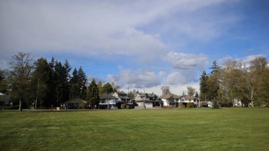 Vancouver 'ın 40 km güneyindeki Douglas Sınır Kapısı' nda yer alan Peace Arch Park, Kanada ve ABD 'li ailelerin birleşmek için bir araya geldiği manzaralı bir yer olarak hizmet veriyor.. 