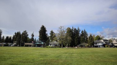 Vancouver 'ın 40 km güneyindeki Douglas Sınır Kapısı' nda yer alan Peace Arch Park, Kanada ve ABD 'li ailelerin birleşmek için bir araya geldiği manzaralı bir yer olarak hizmet veriyor.. 