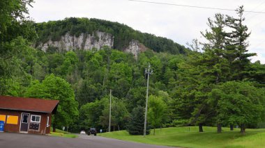 Conservation Halton 'da yuva yapmış Kelso Cove Su Parkı yemyeşil alanlarla çevrili su aktiviteleriyle ferahlatıcı bir kaçış sunuyor. Sadece 15 dakikalık bir sahil yürüyüşü. Aile eğlencesi ve doğayla bağ kurmak için mükemmel..