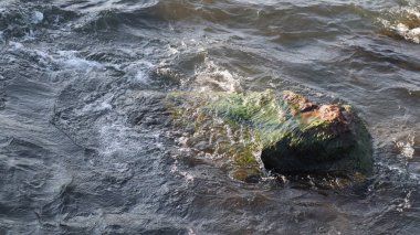 Deniz suyu yüzeyi, dalgalar ve su damlaları