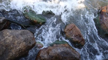 Dağlardaki nehirde su sıçrıyor