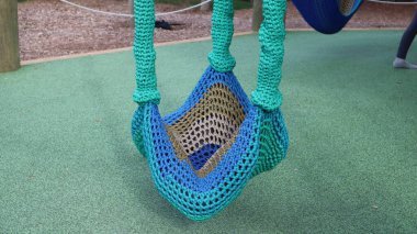 Parktaki çocuk parkında hamak.