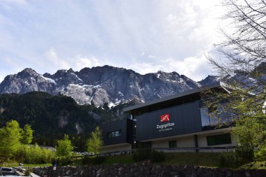 Zugspitze Dağ Merkezi. Güzel bir manzara. Almanya 'nın en yüksek zirvesi