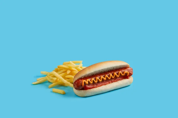 Klasyczny Hot Dog Frytkami Niebieskim Stole Menu Restauracji Amerykańska Kuchnia — Zdjęcie stockowe