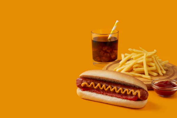 Hot Dog Hranolky Nealkoholickým Nápojem Oranžovém Pozadí Jídelní Lístek Restauraci — Stock fotografie
