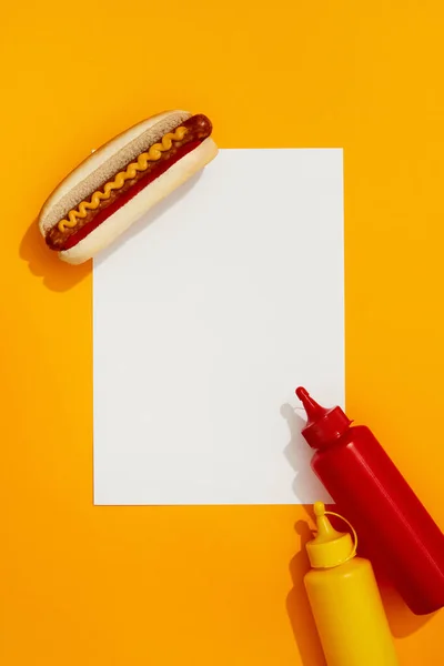 Klasický Hot Dog Wurstem Kečupem Hořčicí Oranžovém Pozadí Americká Kuchyně — Stock fotografie