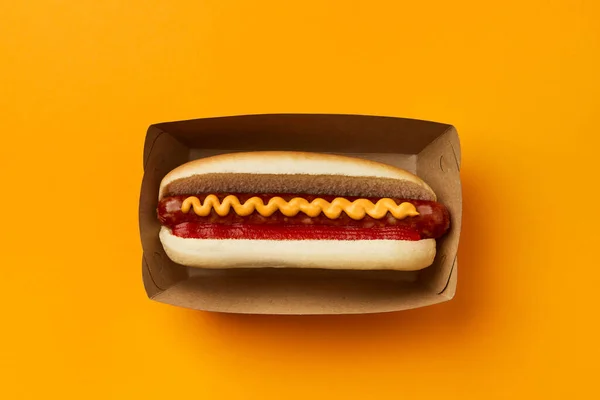 Klasický Hot Dog Wurstem Kečupem Hořčicí Oranžovém Pozadí Restaurace Menu — Stock fotografie