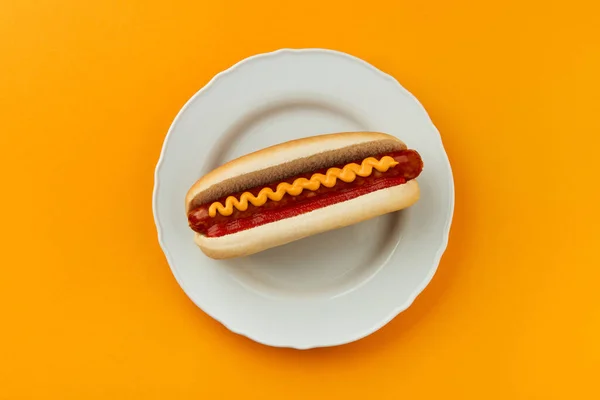 Cachorro Quente Clássico Com Wurst Ketchup Mostarda Fundo Laranja Menu — Fotografia de Stock