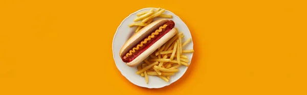 Tradiční Hot Dog Hranolky Talíři Oranžovém Pozadí Menu Restaurace Americká — Stock fotografie