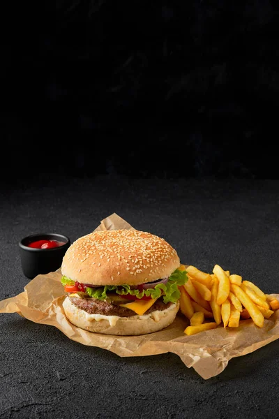 Klasyczny Cheeseburger Frytki Czarnym Tle Restauracja Szybkiej Obsługi Grill Menu — Zdjęcie stockowe