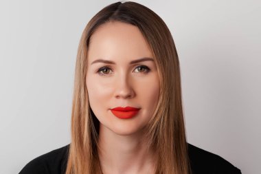 Dudakları dolgun, dudakları kırmızı dudaklı kadınların yüzünü kapatın. Kişisel güzellik portresi. Güzellik salonu konsepti