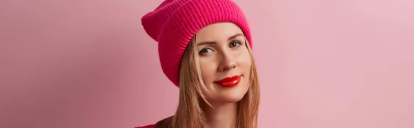 ピンクの背景に赤い口紅を持つ美しい若い大人の女性 春の秋の服を見てください ショッピングのコンセプト — ストック写真