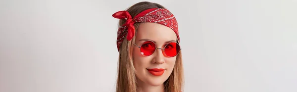 灰色の背景に赤い口紅を持つ美しい若い大人の女性 レトロな赤い服を見てください ショッピングのコンセプト — ストック写真