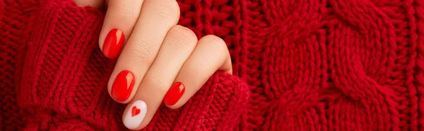 Μανικιούρ Γυναικών Χέρι Ζεστό Μαλλί Κόκκινο Πουλόβερ Μοντέρνο Σχέδιο Νυχιών — Φωτογραφία Αρχείου