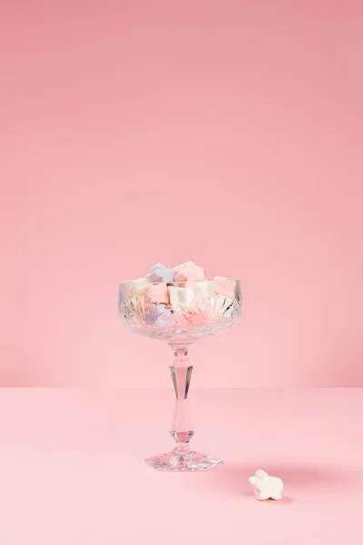 Marshmallows Forma Estrela Copo Sobre Fundo Rosa Confeitaria Conceito Doce — Fotografia de Stock