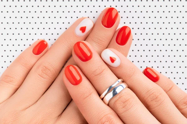 Kobiece Ręce Modnym Czerwonym Manicure Białym Tle Walentynki Projekt Paznokci — Zdjęcie stockowe