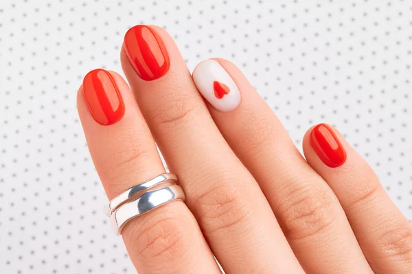 女人的手与时尚的红色指甲白色背景 情人节的指甲设计 修指甲 修脚美容院概念 — 图库照片