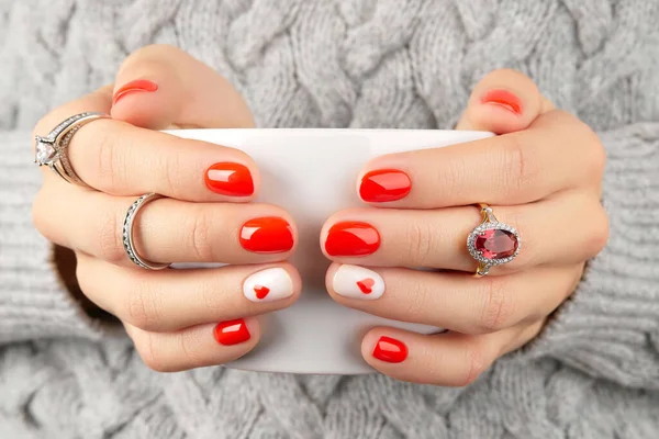 Kobiece Ręce Czerwonym Manicure Trzymając Filiżankę Walentynki Projekt Paznokci Manicure — Zdjęcie stockowe