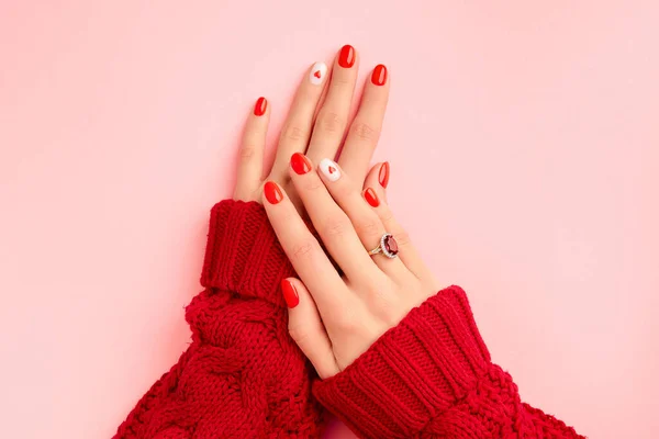 Mãos Mulheres Cuidadas Suéter Vermelho Quente Design Unhas Dia Dos — Fotografia de Stock