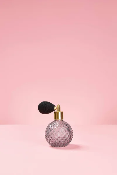 Retro Láhev Esence Parfém Růžovém Pozadí Šablona Parfumerie Minimálního Stylu — Stock fotografie