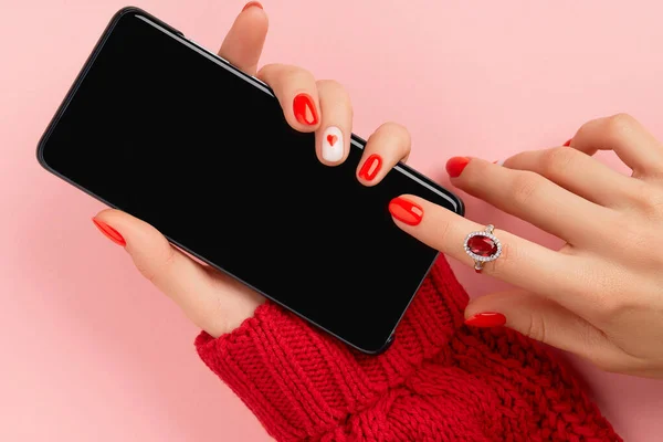 Ženské Ruce Manikúrou Módní Doplňky Držící Smartphone Šablona Obchodního Maketa — Stock fotografie