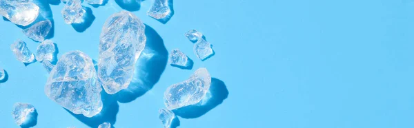 Close Crushed Ice Sunlight Blue Copy Space Summer Background Refreshment — Stock Photo, Image