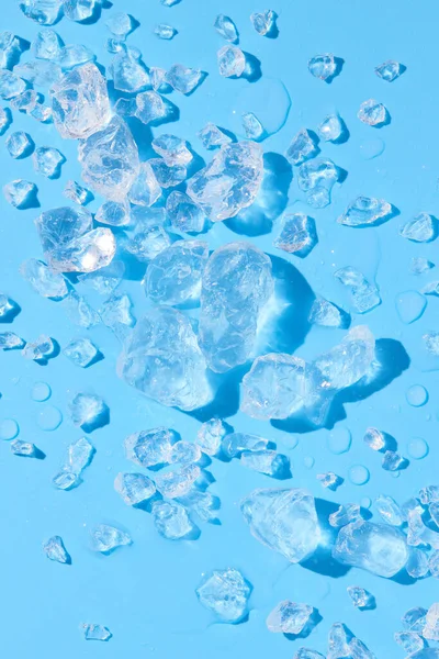 Close Crushed Melting Ice Sunlight Blue Background Summer Refreshment Concept — Stock Photo, Image