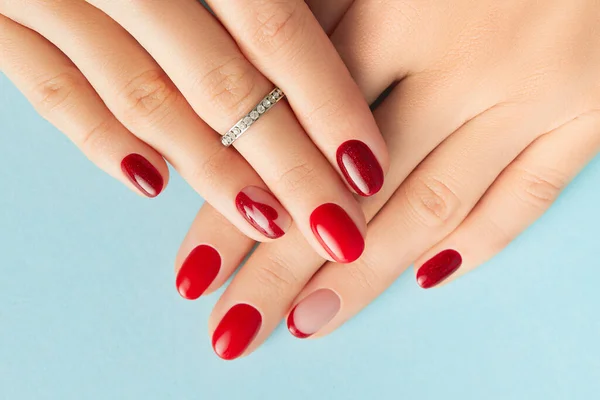Mujeres Manos Con Manicura Brillante Rojo Moda Tratamiento Belleza Spa — Foto de Stock