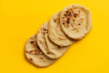 Mısır ekmeği Aish Baladi. Sarı masada bir sürü taze ekmek yatıyor. Arapça tortilla