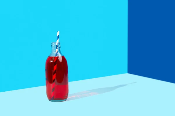 Verfrissende Cranberrie Limonade Cocktail Fles Met Palmblad Blauwe Creatieve Achtergrond — Stockfoto