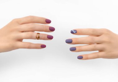 Beyaz arka planda güzel bir mor bordo manikür. Havalı bahar yaz tırnak tasarımı.