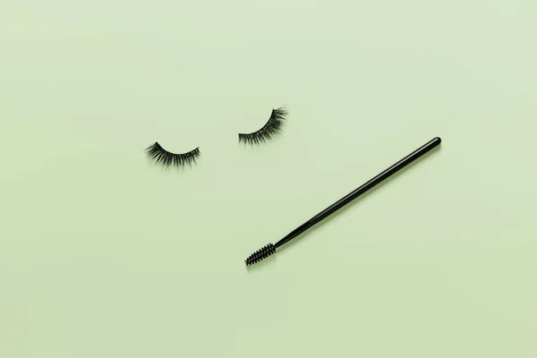 Kreatives Layout Mit Wimpern Und Pinselmascara Geschlossene Augen Auf Grünem — Stockfoto