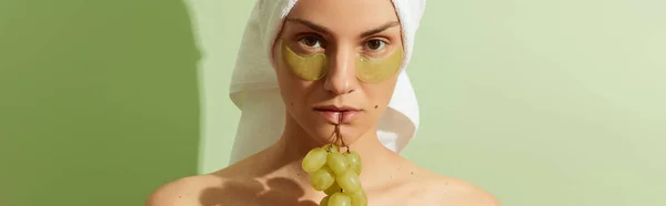 Kvinna Med Hjälp Grapeseed Baserade Ögonlappar Pastell Grön Bakgrund Naturlig — Stockfoto