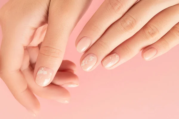 Vrouwen Handen Met Trendy Naakt Manicure Roze Achtergrond Zomer Nagel — Stockfoto