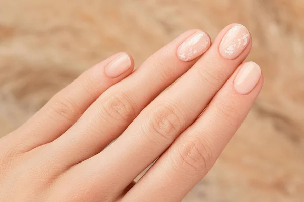 Belas Mulheres Mão Com Design Unhas Nuas Fundo Bege Manicure — Fotografia de Stock