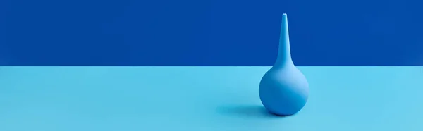 Modrá Gumová Klystýr Stole Kopírovacím Prostorem Koncepce Lékařské Péče — Stock fotografie