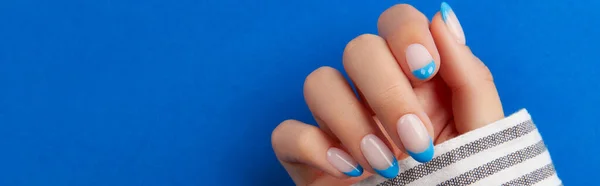 Belas Mulheres Mão Design Unhas Moda Fundo Azul Manicure Conceito — Fotografia de Stock