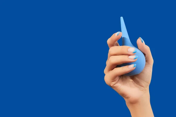 Wellgroomed Mulheres Mão Segurando Enema Fundo Azul Medicina Conceito Cuidados — Fotografia de Stock