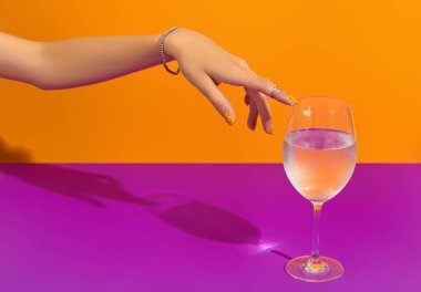 Kadınlar pembe arka planda cama dokunur. Manikür tasarım trendleri. Güzellik tedavi konsepti