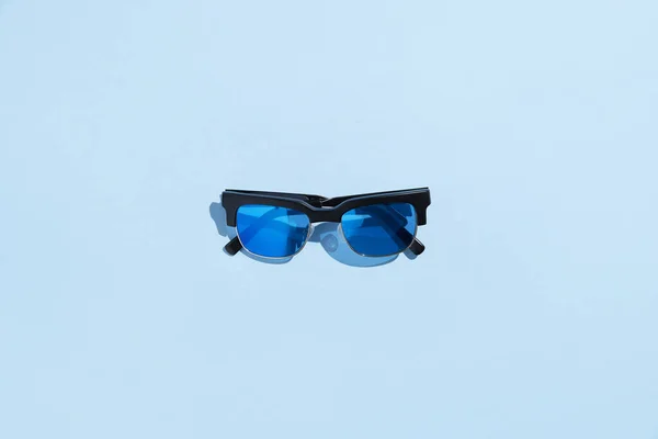 Blauwe Zonnebril Zonlicht Modieuze Strandaccessoires Minimale Stijl — Stockfoto