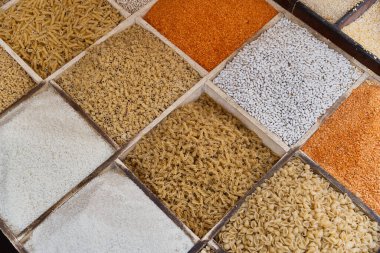 Çiftçi pazarında satışta olan çeşitli organik Grolar, ekolojik tahıl ürünleri, makarna, mercimek. Yemek arkaplanı. Geleneksel Arap pazarı.